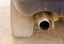 ¿La culpa de diez años «respirando aire ilegal»? De los políticos que anteponen coches a salud Tubo de escape de un coche
