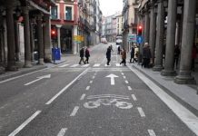 Mes negro para la calidad del aire: Francia restringe el tráfico, España espera a que llueva Calle con carril bici en Valladolid