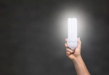 Un hogar se ahorra hasta 1.330 euros desde la prohibición de las bombillas ineficientes Una mano sostiene una bombilla que emite luz