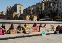 Fridays For Future 2/8/2019: «Respeta a tu Madre Tierra» Fridays for Future Girona en el Pont de Pedra