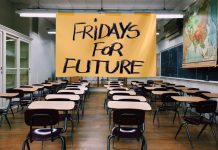 Acciones para la Semana por el Clima Aula vacía con cartel de Fridays for Future frente a la pizarra