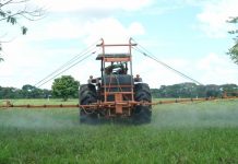 Condena a Paraguay por el envenenamiento de una aldea con agroquímicos de soja transgénica Tractor fumigando un campo