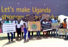 Se llama Leah Namugerwa, celebra su 15º cumpleaños plantando árboles y nos invita a unirnos Leah Namugerwa y otros jóvenes activistas ambientales en Uganda