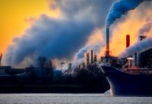 No, en dos mil años no hubo calentamiento global: lo que ocurre es producto de la actual estrategia suicida de la humanidad Chimeneas y humo de fábrica en un atardecer con mar al fondo