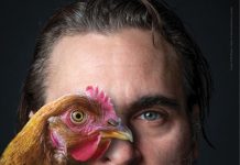 Joaquin Phoenix actor de lujo también en la defensa animal Joaquin Phoenix con una gallina en la nueva campaña antiespecista de PETA