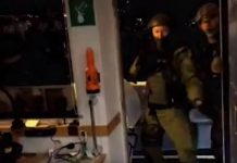 Abordan el Rainbow Warrior a punta de metralleta y martillazos en Polonia Militar entra arma en mano en el barco Rainbow Warrior de Greenpeace