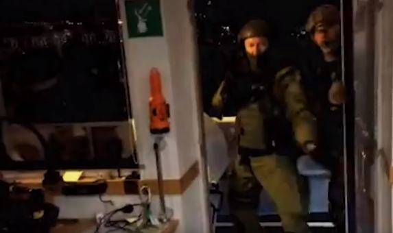 Militar entra arma en mano en el barco Rainbow Warrior de Greenpeace