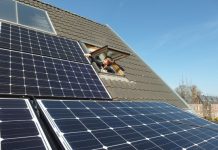 Dos tipos de justicia en el disparate anti-renovables: indemnización para los grandes fondos e indiferencia con las familias Casa con tejado solar