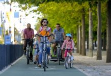 ¿Qué es y para qué sirve el Día sin Coches? Familias en bicicleta por carril bici en Lisboa