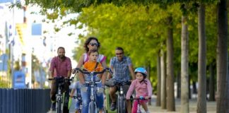 Familias en bicicleta por carril bici en Lisboa