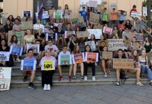 Fridays for Future coge fuerza a las puertas del inicio del curso (6/9/2019) Movilización de jóvenes de Fridays For Future durante el primer viernes de septiembre de 2019, llenando las escaleras de la plaza de entrada a una estación de ferrocarril