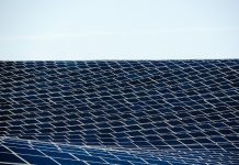 ¿Será posible construír islas formadas por gigantescos parques solares flotantes? Conjunto de paneles solares en forma de isla