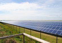 La terquedad de siete años de gobiernos anti-renovables sigue agujereándonos los bolsillos Amplia extensión de paneles solares
