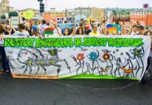 Fridays for Future, premio Campeones de la Tierra Cartel de Fridays for Future donde se lee "Respecta la existencia o espera resistencia"