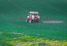 Advierten de la obstaculización a la reducción de plaguicidas en Europa Fumigación de un campo de cultivo con glifosato