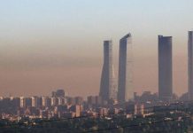 Improvisado, inconexo, contraproducente, acientífico… ¿Madrid360 como ejemplo de la estrategia «verde» del PP? Vista del Madrid urbano con nube de contaminación sobre la ciudad
