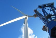La electricidad de renovables supera a la de combustibles fósiles en Reino Unido Grúa colocando aspas de un molino eólico