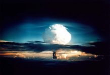 Científicos alertan del invierno nuclear global que causaría una guerra atómica de India y Pakistán Nube en forma de hongo blanco expandiéndose en el cielo después de la explosión de una bomba atómica