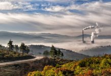 La contaminación del aire está causando 400.000 muertes al año en Europa Paisaje de bosque y montaña con chimeneas de fábrica al fondo