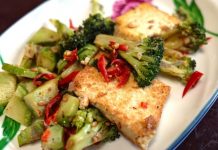 Demasiada carne en los comedores escolares: malo para la salud y pésimo para el clima plato vegetariano con tofu y brócoli