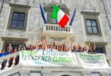 La crisis climática será materia obligatoria en las aulas de Italia el próximo curso Estudiantes italianos manifestándose delante de centro educativo frente a la emergencia climática