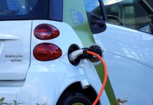 Cargar un coche eléctrico en cinco minutos será posible con un nuevo tipo de batería Coche eléctrico enchufado a un conector y cargando su batería