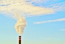 Asocian alta exposición a contaminación del aire a menos memoria y más atrofia cerebral Chimenea de factoría liberando humo contaminante a la atmósfera