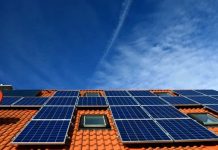 La revolución posible de la energía comunitaria ¿Y si hacemos que pase? Edificio con tejado cubierto de paneles solares