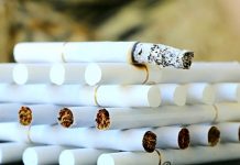 La industria del tabaco aplicó sus estrategias para explotar el mercado infantil de bebidas azucaradas cigarrillos apilados unos sobre otros