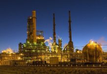 Lo sabían desde hace 50 años pero siguieron contaminando: el top 20 de la industria fósil Refinería de petróleo durante la noche