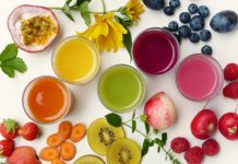 Día Mundial del Veganismo y Mes del Vegano Zumos de frutas de diferentes colores, acompañados de sus frutas de origen