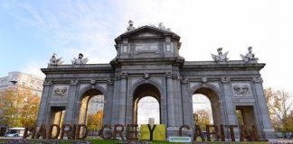 Frente al intento de lavado de imagen, tres palabras: «Madrid Grey Capital» Acción de Greenpeace en la Puerta de Alcalá