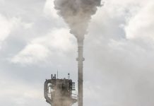 Decepción en la clausura de una COP 25 «secuestrada» por los países más contaminantes Chimenea contaminante de factoría emitiendo humo denso a la atmósfera