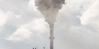 Decepción en la clausura de una COP 25 «secuestrada» por los países más contaminantes Chimenea contaminante de factoría emitiendo humo denso a la atmósfera