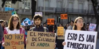 Más allá de la COP25: los pueblos por el clima Carteles de jóvenes de Fridays for Future donde se lee "No hay un planeta B", "El momento de salvarlo es ahora" y "Esto es una emergencia climática"