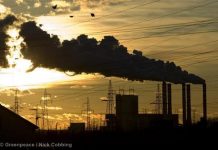 Fondos verdes de la UE sólo para quienes cumplan con «políticas verdes», propone Greenpeace Chimeneas de central eléctrica polaca que usa carbón expulsando fuerte humareda