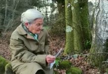 «Nos divertimos ‘jugando’ con seres vivos sin reparar en el sufrimiento que causamos» Benedicta Sánchez lee un texto sentada en el tronco de un árbol