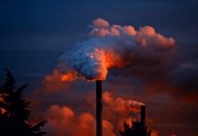 Contra la ignorancia, datos: la contaminación del aire mata a millones de personas Chimeneas contaminantes emiten polución al aire