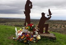 Tres años desde el asesinato de dos agentes ambientales a manos de un cazador Escultura en recuerdo de los agentes ambientales asesinados por un cazador en Lleida