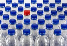 Con o sin BPA los plásticos siguen siendo dañinos y afectan el desarrollo cerebral Botellas de plástico con tapón azul y rojo