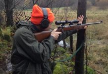 «Buscan todos los resquicios posibles para saltarse las restricciones y matar animales» Cazador apoyado en árbol apunta con rifle al bosque