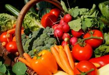Día Mundial sin Carne: el impacto del abuso cárnico en la crisis climática Cesta de mimbre con hortalizas variadas, desde zanahorias a tomates