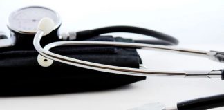 Factores de riesgo asociados con la muerte en adultos hospitalizados por coronavirus estetoscopio y medidor de tensión sobre una mesa de hospital