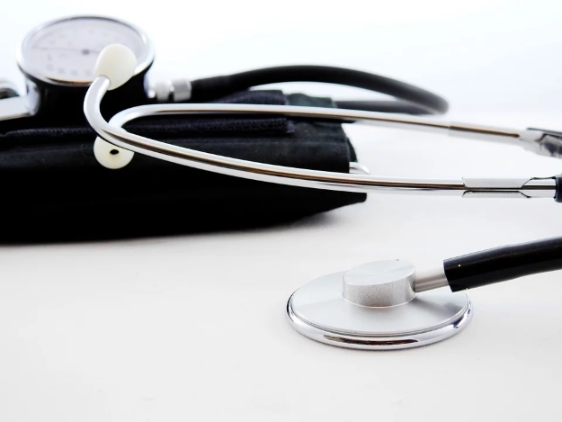 estetoscopio y medidor de tensión sobre una mesa de hospital