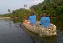 Madiba&Nature convierte en Camerún la basura en barcas y muebles Barca elaborada con botellas de plástico en Camerún