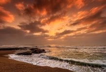 A finales de siglo habrán desaparecido la mitad de las playas Puesta de sol con bellos tonos naranjas en playa