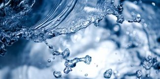 Salpicaduras de agua cristalina