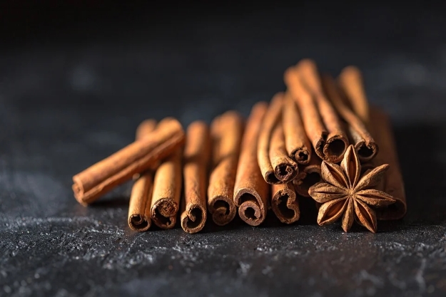 Hojas de canela seca recolectadas
