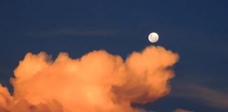 Horizonte con Luna sobre nube naranja