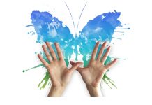 Día Europeo de la Red Natura 2000 Mariposa azul y verde en acuarela con manos abiertas frente a ella